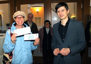 Gewinnerin Marion Weigler mit den Jahreskarten frs Sommerbad und Stephan Pnack, Stadtverwaltung Foto: Peter Becker