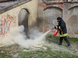 Auch der richtige Umgang mit dem Feuerlöscher will geübt sein.