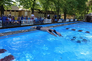 Bengt Kanzler und die Schwimmmeisterin Janny Gerstenberger hechten ins Wasser.