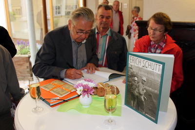 Erich Schutt signiert seinen Bildband.