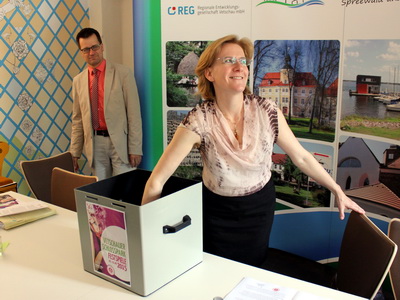 Milena Vettraino zieht den Gewinner aus dem Gewinnspiel.