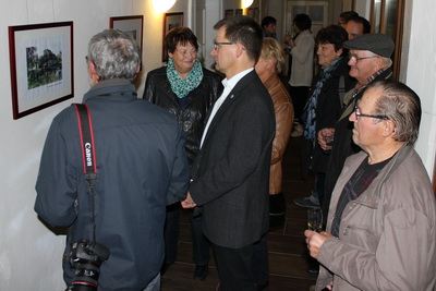 Die Teilnehmer des Wettbewerbs schauten sich ausführlich alle eingereichten Fotos an.