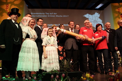 Raddusch bekommt den Staffelstab für das Dorf- und Erntefest 2017 überreicht.