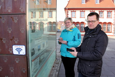 Franziska Riemann und Bürgermeister Bengt Kanzler testen den neuen WLAN Hot-Spot am Vetschauer Winkel.