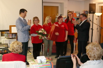 Der Vetschauer Bürgermeister Bengt Kanzler (l.) und sein Amtskollege Helmut Wenzel gratulieren dem Bibliotheksteam für die geleistete Arbeit: Leiterin Dagmar Schierack, Simone Barth, Kerstin Preuß und Constanze Pönack. 