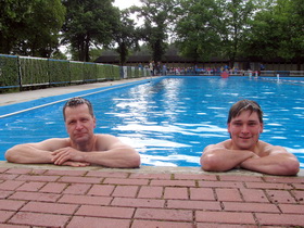 Bürgermeister Bengt Kanzler und Schwimmmeister Björn Krautzig.