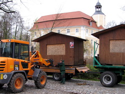Der Bauhof stellt die Buden im Park auf.