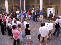 Ausstellungserffnung im Innenhof