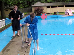 Behutsam fhlt Brgermeister Bengt Kanzler die Wassertemperatur.