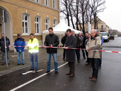 Die Bauverantwortlichen eröffnten zusammen die neue Straße.