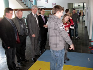 (v.l.) Steffen Brettschneider, Werner-Siegwart Schippel, Holger Rupprecht und Bengt Kanzler schauen sich ein Projekt der 7. Klasse an.