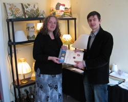 Stephan Pnack, Sachbearbeiter Stadtentwicklung heit Lampenschirmmacherin Marion Dee willkommen und berreicht Infomaterial ber Stadt und Region.