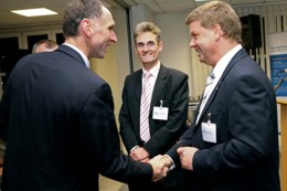 Ralph Schler, Leiter Regionalteam Lausitz bei Biq (r.), und Biq-Chef Frank Weber (M.) begren Kaufland-Betriebsleiter Michael Rudolph (l.)