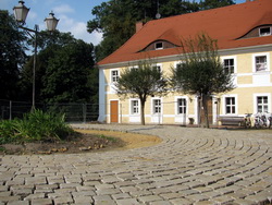 Die Probe Plasterung vor dem Schloss